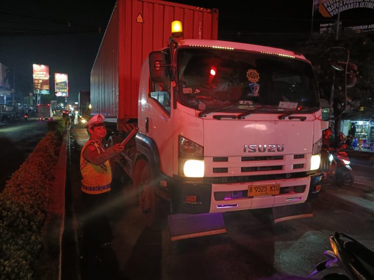 Pembatasan Operasional Angkutan Barang Kendaraan Sumbu 3, Satlantas Polres Purwakarta Lakukan Rekayasa Lalu Lintas