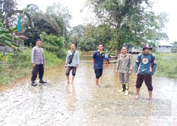 Kapolsek Mukok Beserta Personel Melakukan Kegiatan Monitoring Lokasi Yang Terdampak Banjir