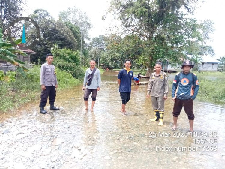 Kapolsek Mukok Beserta Personel Melakukan Kegiatan Monitoring Lokasi Yang Terdampak Banjir