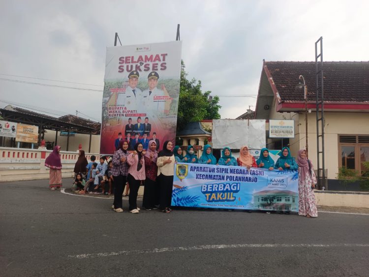 Semangat Berbagi : Ratusan Takjil Dibagikan di Depan Kecamatan Polanharjo