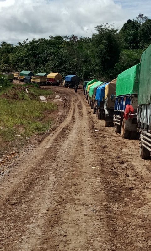 Supir Truk Bergotong Royong Memperbaiki Jalan Rusak Parah di Ketungau Hulu