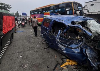 Diduga Selip, Mobil Rombongan Umrah Tabrak Bus di Gresik, Empat Orang Tewas di Tempat
