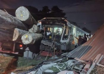 Tabrakan Maut KA Komuter dan Truk di Gresik, Asisten Masinis Tewas