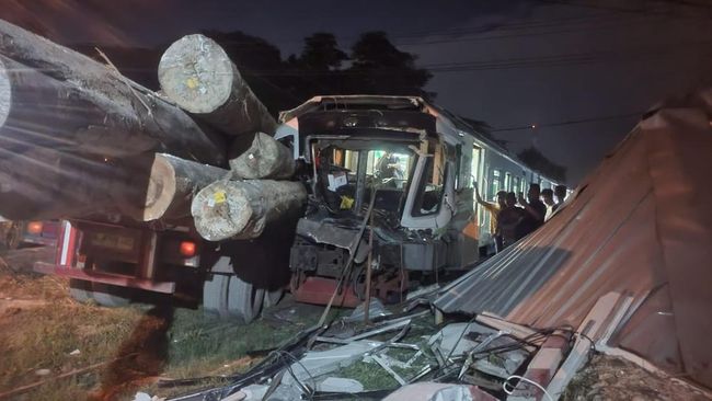 Tabrakan Maut KA Komuter dan Truk di Gresik, Asisten Masinis Tewas