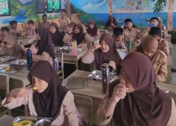Murid SDN Mekar Mukti 01 Cikarang Utara Sambut Program Makan Bergizi Gratis Dengan Antusias