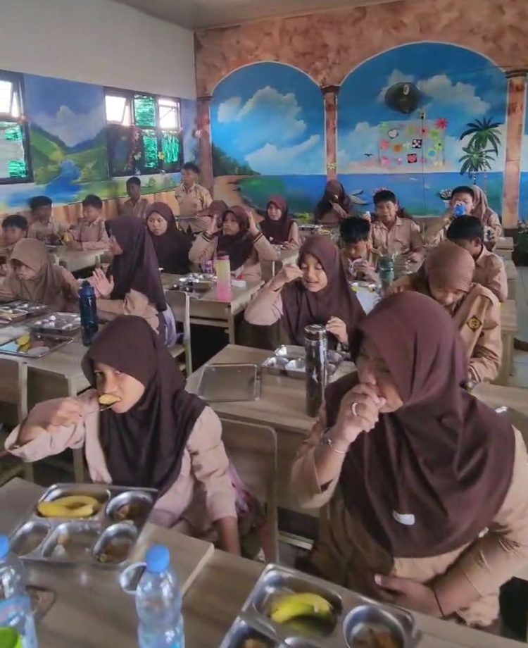Murid SDN Mekar Mukti 01 Cikarang Utara Sambut Program Makan Bergizi Gratis Dengan Antusias