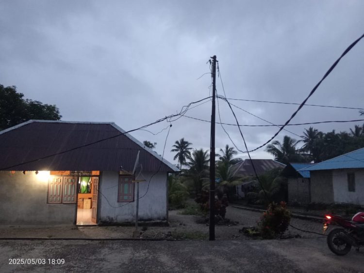 Akibat Angin Puting Beliung, Dua Rumah Warga Rusak dan Aliran Listrik di Desa Yatoke Terputus