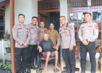 Serahkan Kursi Roda, Kapolres Melawi, Suasana Haru Terjalin