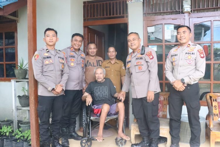Serahkan Kursi Roda, Kapolres Melawi, Suasana Haru Terjalin