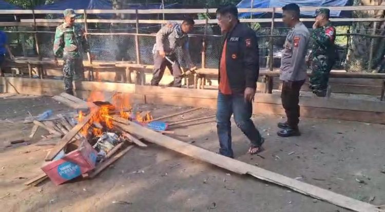 Personel Gabungan Polsek dan Koramil Sepauk Bongkar Arena Sabung Ayam di Lengkenat, Respon Cepat Aduan Warga