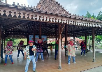 Kemeriahan Senam Sehat Bersama Rombongan Pensiunan PLN di Joglo Latar Tjokro