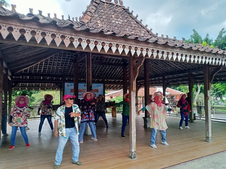Kemeriahan Senam Sehat Bersama Rombongan Pensiunan PLN di Joglo Latar Tjokro