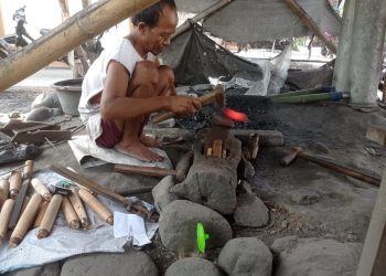 Kerajinan Pisau dan Arit di Pasaran Pon Desa Cokro
