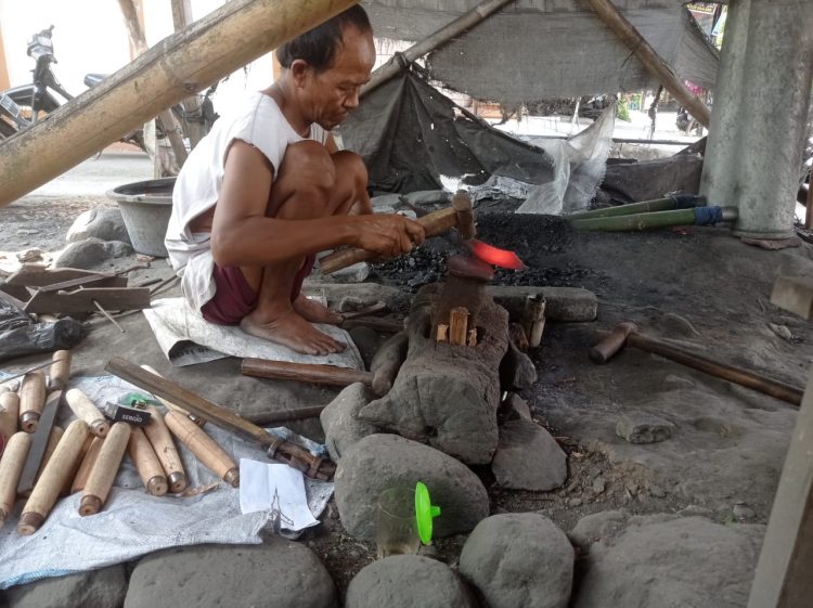 Kerajinan Pisau dan Arit di Pasaran Pon Desa Cokro