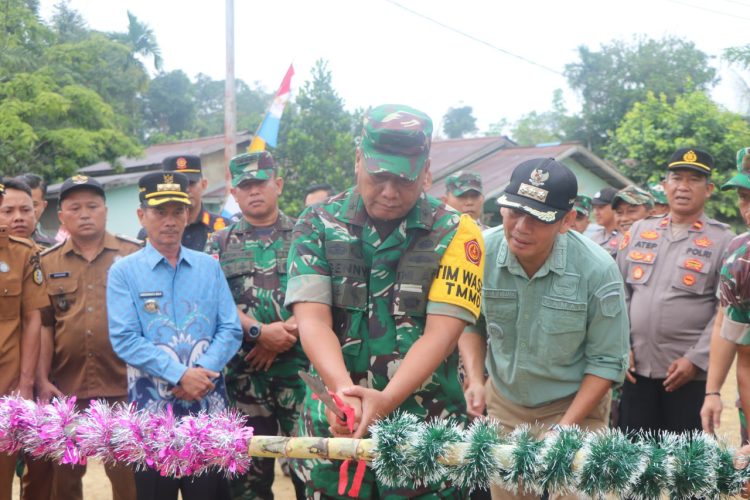 Wasev TMMD Kodim 1205/Sintang Disambut Meriah dengan Prosesi Adat