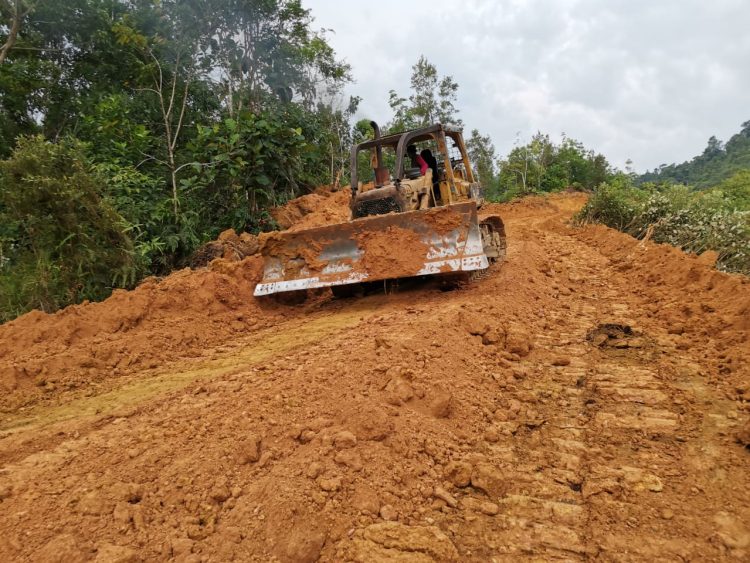 Pembukaan Jalan TMMD KE-125 KODIM 1205/Sintang Hampir Rampung, Namun Terkendala Hujan