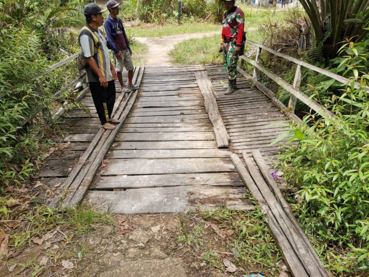 Satgas TMMD Kodim Sintang Bersama Masyarakat Survey Lokasi Rute Pembukaan Jalan