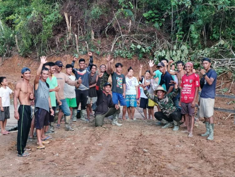 Jembatan Pertama di Pembukaan Jalan Antar Desa TMMD Kodim 1205/Sintang Rampung, Warga Sambut Gembira
