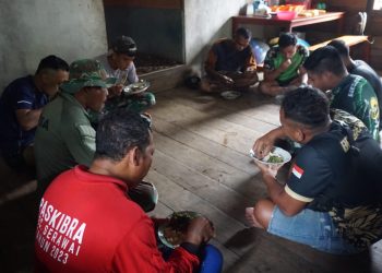 Pemilik Rumah Ungkap Syukur, Ajak Tukang Makan Bersama di TMMD ke-125 Kodim 1205/Sintang
