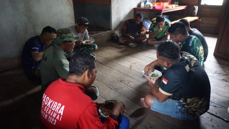 Pemilik Rumah Ungkap Syukur, Ajak Tukang Makan Bersama di TMMD ke-125 Kodim 1205/Sintang