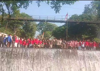Upacara Kemerdekaan di Bawah Grojogan Sungai Pusur 