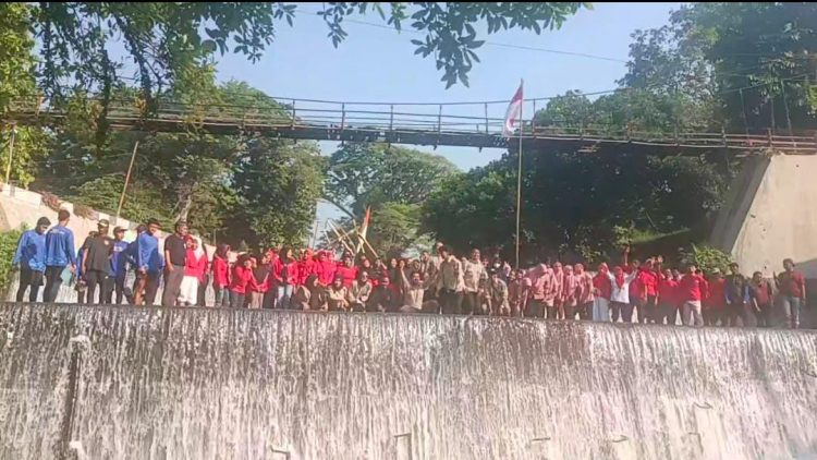Upacara Kemerdekaan di Bawah Grojogan Sungai Pusur