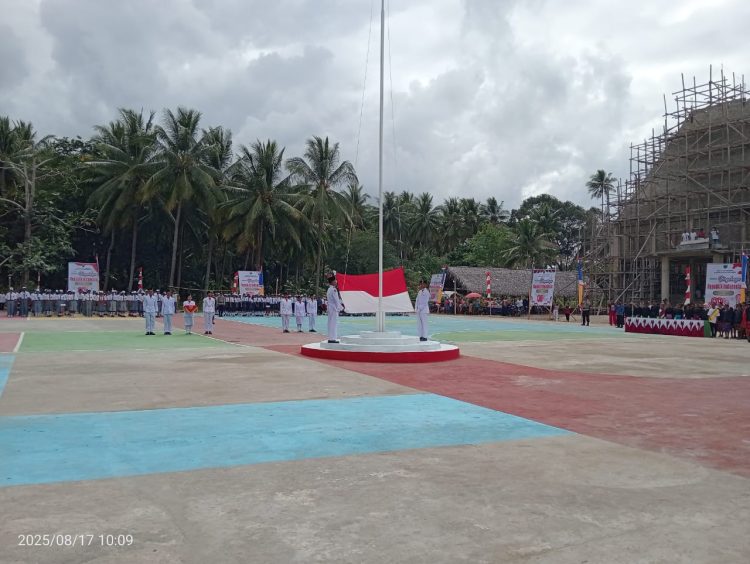 Upacara Peringatan HUT RI ke-80 di Kecamatan Babar Timur