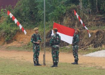 Satgas TMMD Kodim 1205/Sintang Bersama Perangkat Desa Gelar Upacara HUT RI Perdana di Desa Sungai Pengga