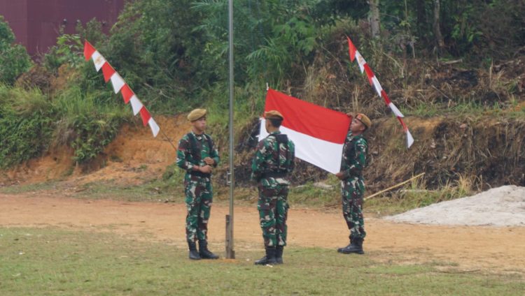 Satgas TMMD Kodim 1205/Sintang Bersama Perangkat Desa Gelar Upacara HUT RI Perdana di Desa Sungai Pengga