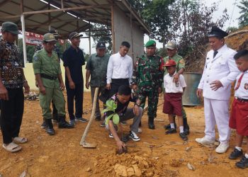 Satgas TMMD Kodim 1205/Sintang Warnai Peringatan 17 Agustus Dengan Aksi Penghijauan Bersama Warga