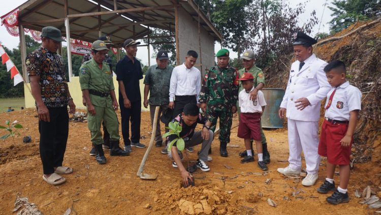 Satgas TMMD Kodim 1205/Sintang Warnai Peringatan 17 Agustus Dengan Aksi Penghijauan Bersama Warga
