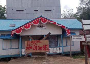 Tak Tahan Lagi, Warga Nanga Kayan Segel Kantor Desa Gara-Gara Dana Desa Diduga Misterius