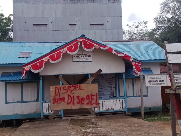 Tak Tahan Lagi, Warga Nanga Kayan Segel Kantor Desa Gara-Gara Dana Desa Diduga Misterius