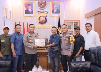 Panitia Gabungan Media Melawi Serahkan Piagam Unik Kepada Kapolres, Wakapolres dan Kasat Reskrim Polres Melawi