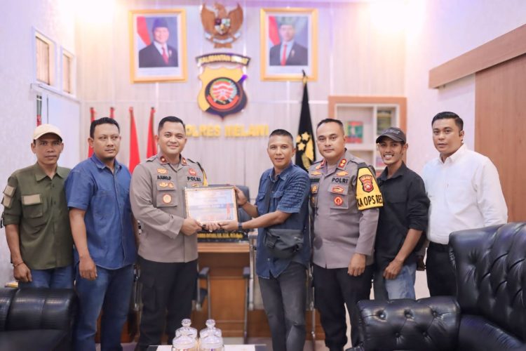 Panitia Gabungan Media Melawi Serahkan Piagam Unik Kepada Kapolres, Wakapolres dan Kasat Reskrim Polres Melawi