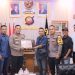 Panitia Gabungan Media Melawi Serahkan Piagam Unik Kepada Kapolres, Wakapolres dan Kasat Reskrim Polres Melawi
