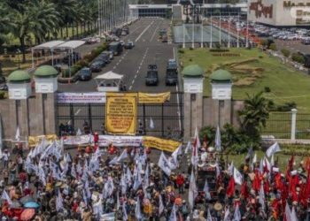 Ribuan Massa Geruduk DPR, Aksi 25 Agustus Membara dengan Teriakan “Bubarkan DPR!”