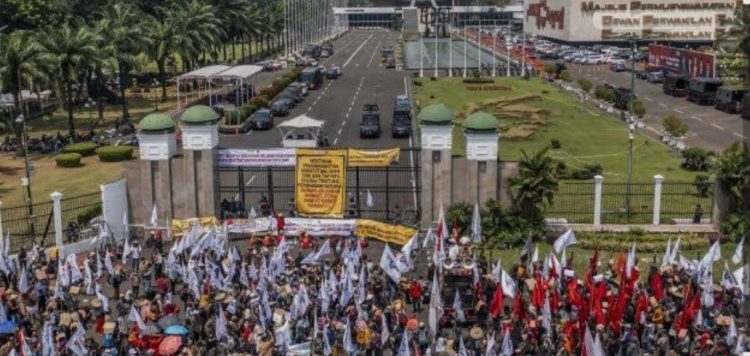Ribuan Massa Geruduk DPR, Aksi 25 Agustus Membara dengan Teriakan “Bubarkan DPR!”