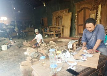 Kunjungan Ngantilalicaraneturu Tour Guide Community ke Workshop Kayu Reworewo Unique