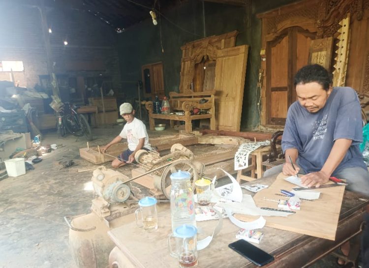 Kunjungan Ngantilalicaraneturu Tour Guide Community ke Workshop Kayu Reworewo Unique