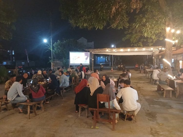 Keseruan Ngopi Sambil Nonton Bola di Sri Kumbang Resto 