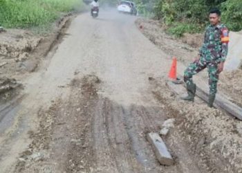 Babinsa Belikai Tinjau Perbaikan Gorong-Gorong Jalur Selatan Demi Kelancaran MTQ Kalbar