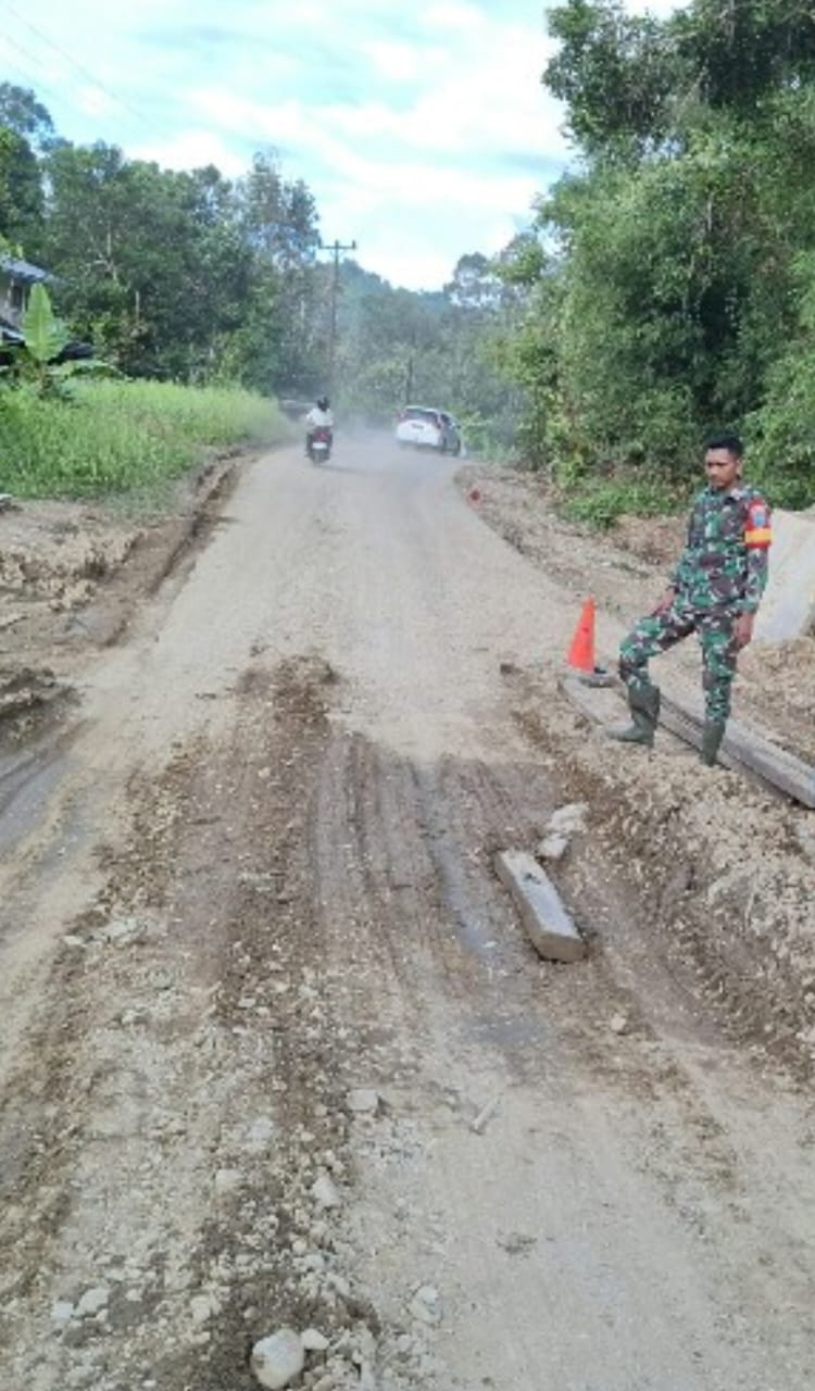 Babinsa Belikai Tinjau Perbaikan Gorong-Gorong Jalur Selatan Demi Kelancaran MTQ Kalbar
