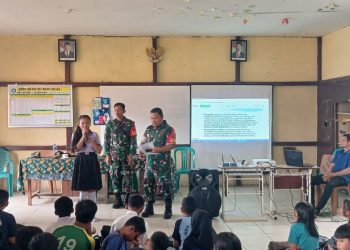 Babinsa Koramil 16/Seberuang Tanamkan Wawasan Kebangsaan Kepada Pelajar SMPN 1 Seberuang