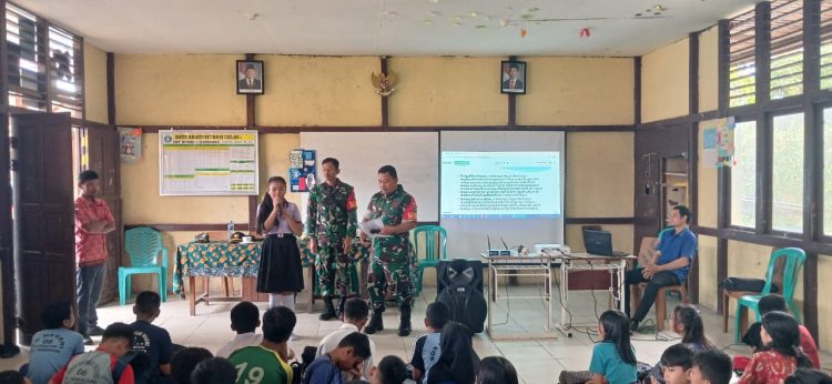 Babinsa Koramil 16/Seberuang Tanamkan Wawasan Kebangsaan Kepada Pelajar SMPN 1 Seberuang