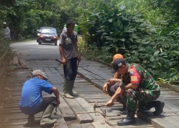 Wujud Kepedulian, Koramil 16/Seberuang Perbaiki Jembatan Rusak di Ranyai