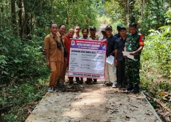 Babinsa Koramil 16/Seberuang Tinjau Pembangunan Rambat Beton dan Jembatan di Desa Beluis Harum