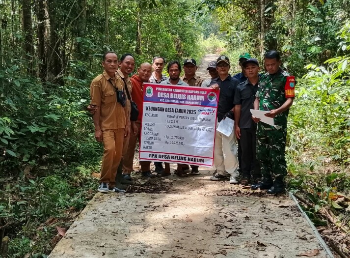 Babinsa Koramil 16/Seberuang Tinjau Pembangunan Rambat Beton dan Jembatan di Desa Beluis Harum