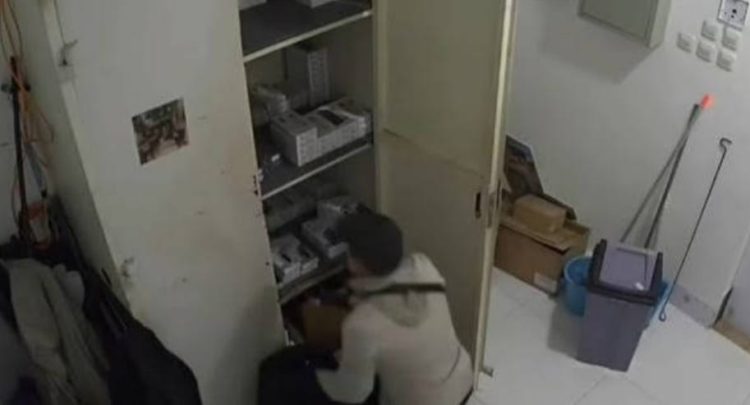 Bos Konter di Ciracas Curi Puluhan Ponsel di Mal Cikarang, Uang Hasil Kejahatan Jadi Modal Usaha