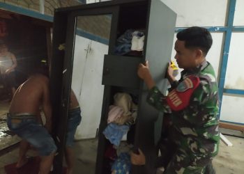 Anggota Koramil 1206-06/Putussibau Utara Bantu Padamkan Kebakaran di Pasar Merdeka Putussibau